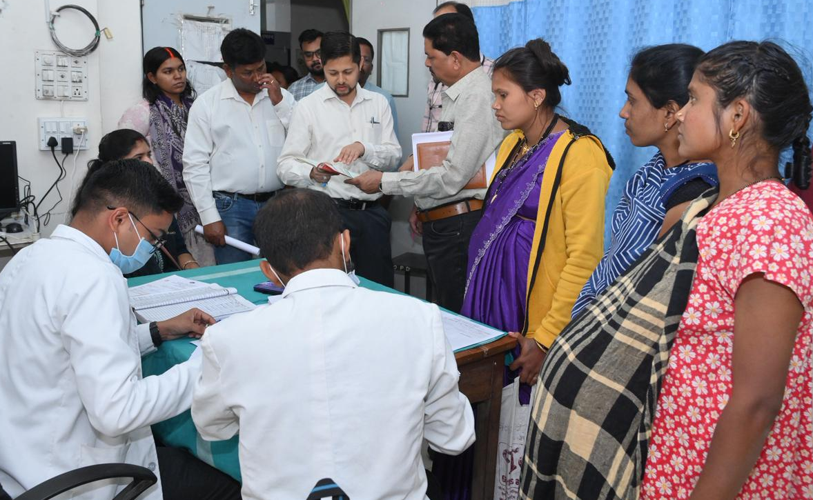 कलेक्टर ने जिला चिकित्सालय का किया आकस्मिक निरीक्षण