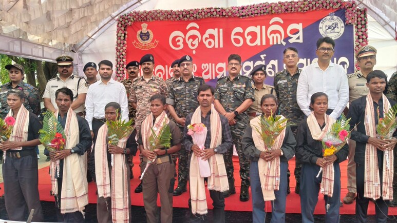DGP के सामने 11 हार्डकोर नक्सलियों का सरेंडर, 7 महिला माओवादी ने भी डाले हथियार, जान‍िए क‍ितने खतरनाक थे?