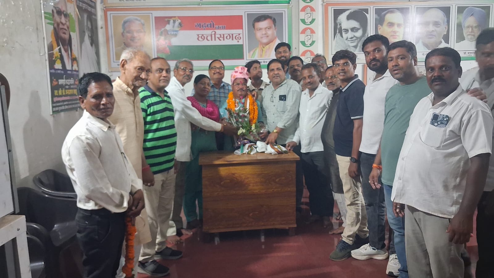 कुरुद कांग्रेसीयो ने पूर्व विधायक लेखराम साहू का जन्मदिन मनाया